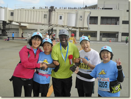 2011年10月16日 第4回萩・石見空港マラソン大会　ワイナイナさんと記念撮影